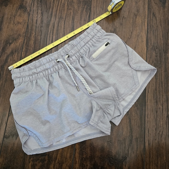 Vuori Clementine 2" Athletic Running Shorts Liner Lined Silver Gray Size XS - Picture 4 of 8